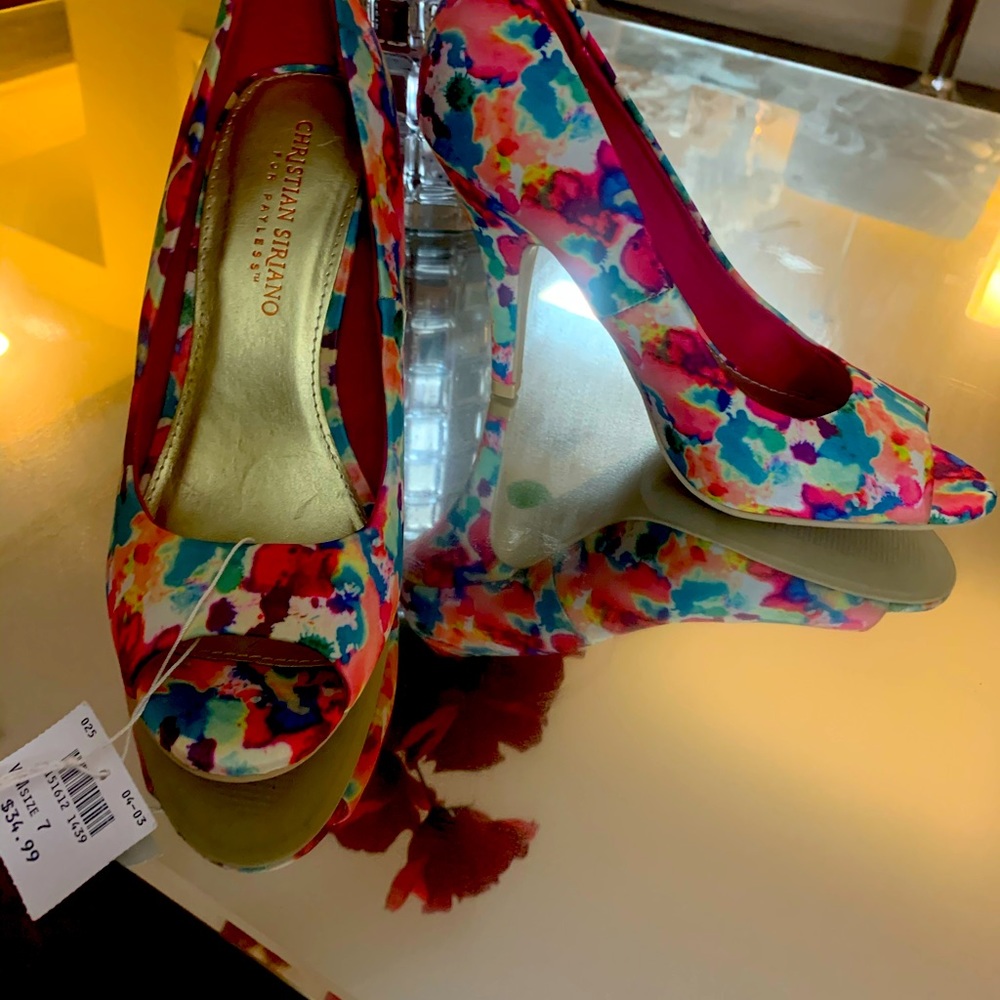 New! Never Worn... Stylish Peep Toe Pump!